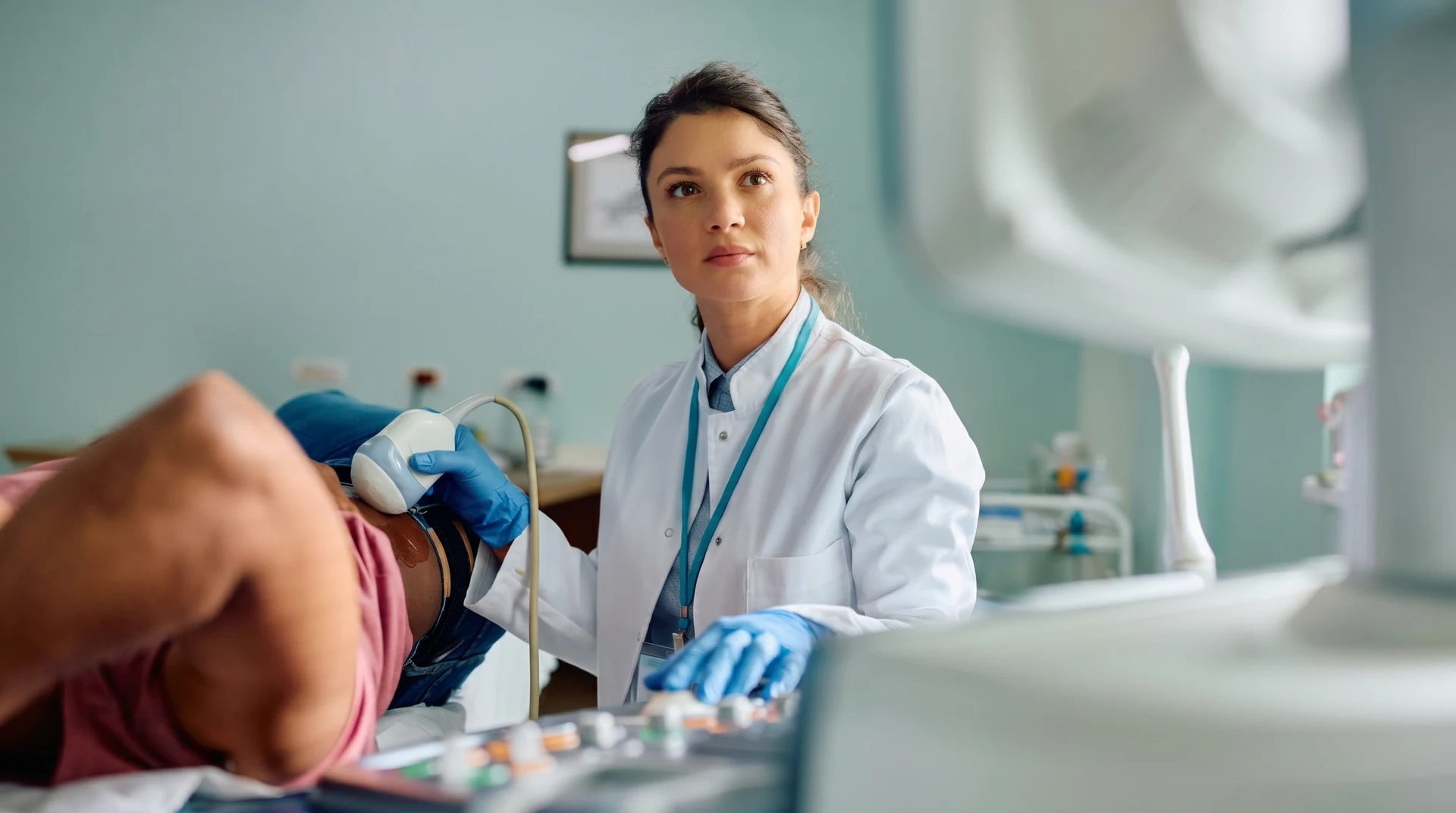 Profissional de saúde durante atendimento gastroenterológico
